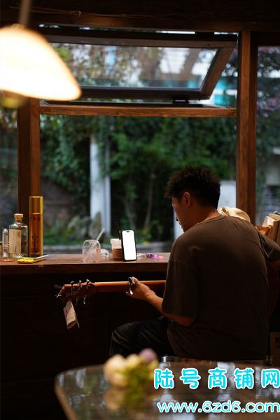 ��½�ţ��������ϳ����ضε�̨��С�ƹ�ת�ã�Ҳ���Կ�תʵ��ͼƬ