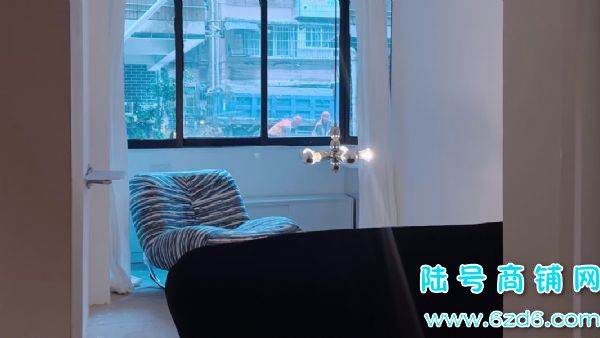 ��½�ţ��������ϳ����ضε�̨��С�ƹ�ת�ã�Ҳ���Կ�תʵ��ͼƬ